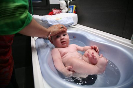 新生儿洗澡注意事项有哪些?宝宝洗澡注意防意外