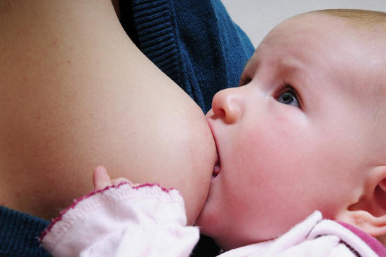 母乳喂养的宝宝需要喂水吗？