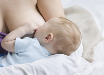 母乳喂养的正确姿势和技巧