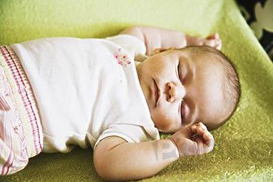 婴儿睡眠的特点有哪些？如何哄宝宝睡觉？
