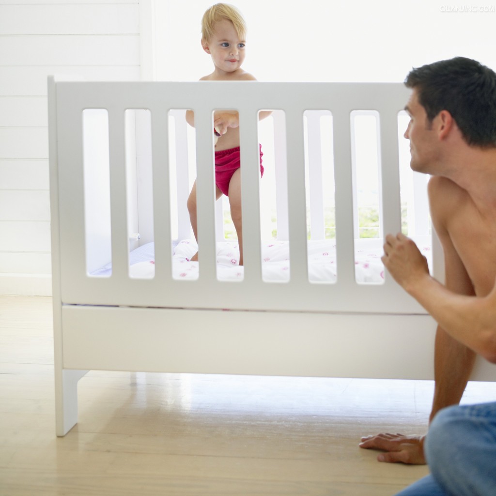 什么时候让宝宝从婴儿床换大床？如何换床？