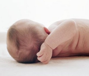 宝宝睡觉头上出汗多是什么原因？是缺微量元素吗