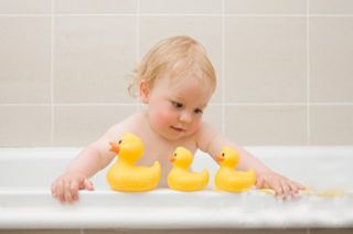 给新生宝宝洗澡：宜采用“分段沐浴法”