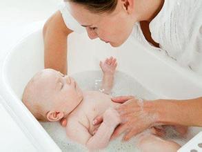 护理新生儿须知：新妈妈如何全方位护理宝宝