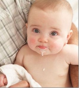 为什么宝宝经常从口内流出奶水，有时吐很多奶？