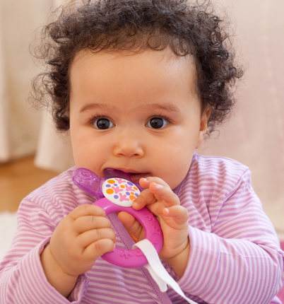 宝宝长牙，是用磨牙棒好还是牙胶好？