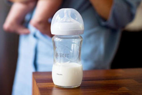 如何教宝宝自己拿奶瓶喝奶？掌握好时机